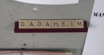 Wortminiaturen: Dadaheim auf der Scrabblebank